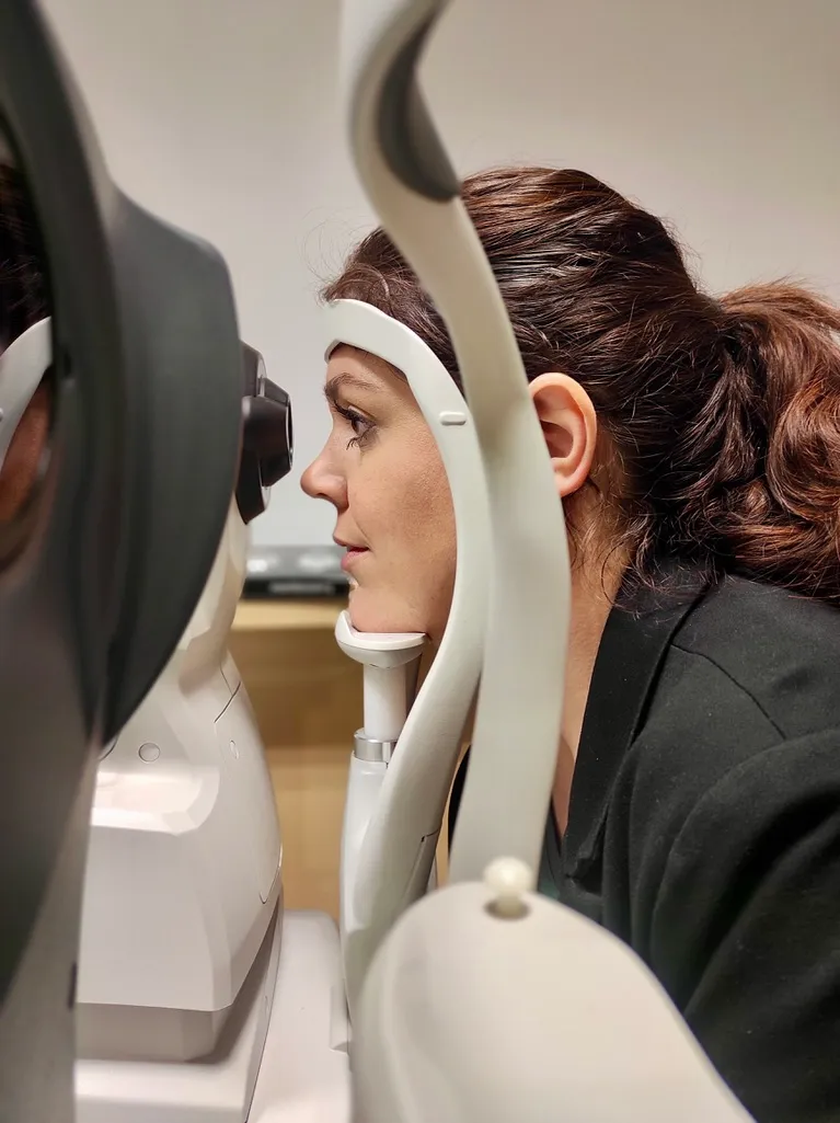 Mesura de la pressió intraocular a una clienta