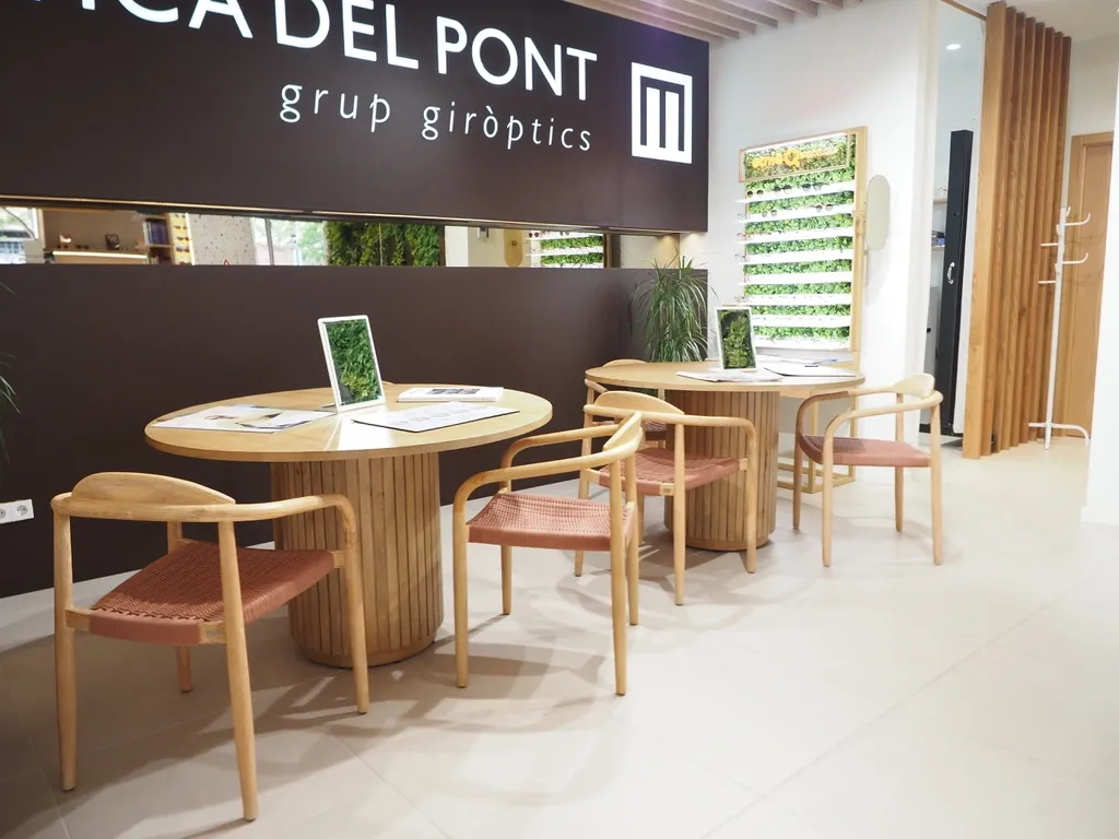 Aparador de l'Òptica del Pont al barri dels Químics