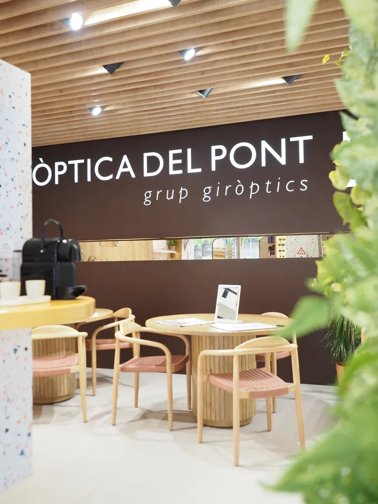 Interior de l'Òptica del Pont amb la zona d'atenció al client