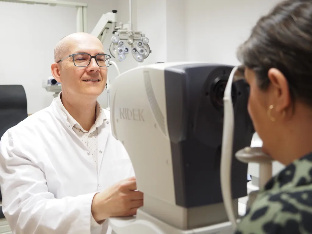 Optometrista d'Òptica del Pont atenent una clienta durant la revisió